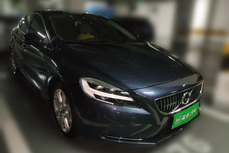 Used Volvo V40 2018 T3 Zhiya Edition Front Right 45 Deg
