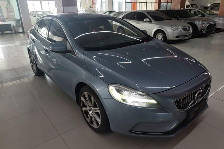Used Volvo V40 2018 T3 Zhiya Edition Front Right 45 Deg