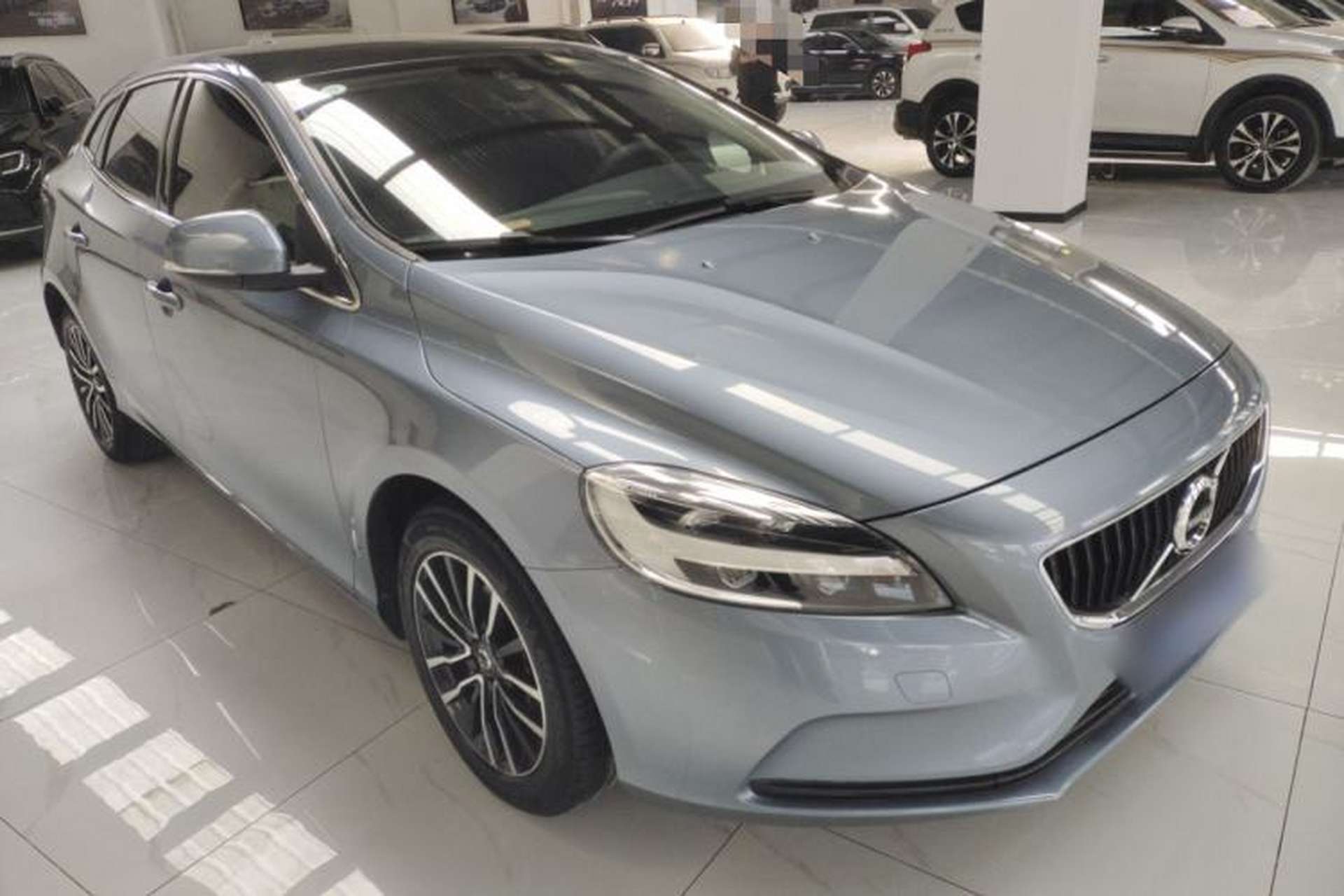 Used Volvo V40 2018 T3 Zhiyi Edition Front Right 45 Deg