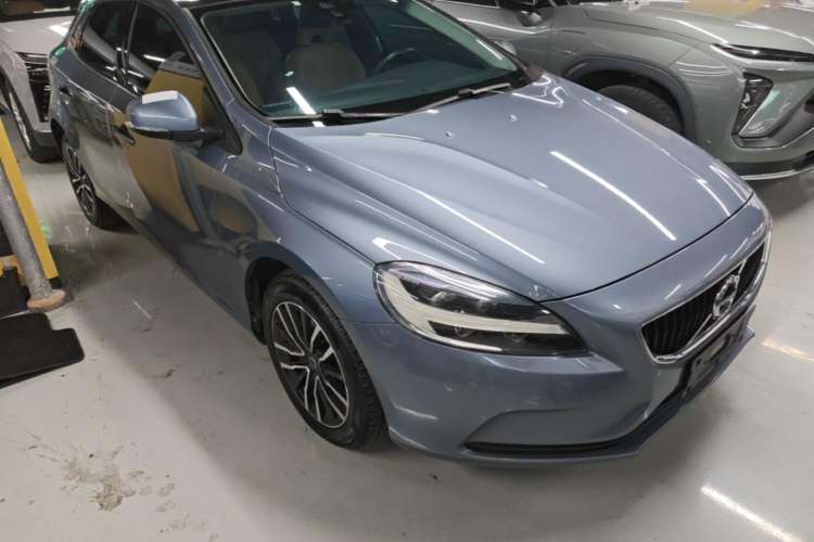 Used Volvo V40 2018 T3 Zhiyi Edition Front Right 45 Deg