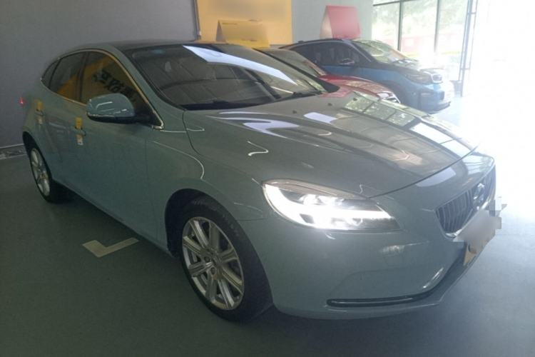 Used Volvo V40 2018 T3 Zhiya Edition Front Right 45 Deg