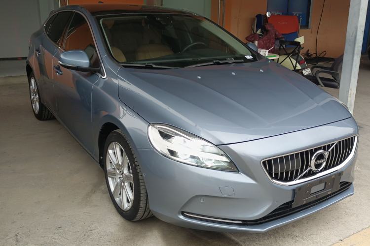 Used Volvo V40 2018 T3 Zhiya Edition Front Right 45 Deg