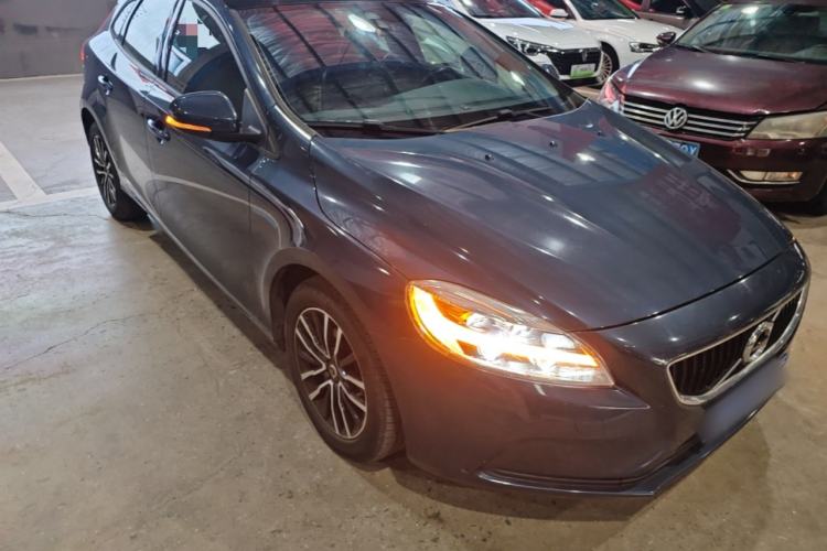 Used Volvo V40 2018 T3 Zhiyi Edition Front Right 45 Deg