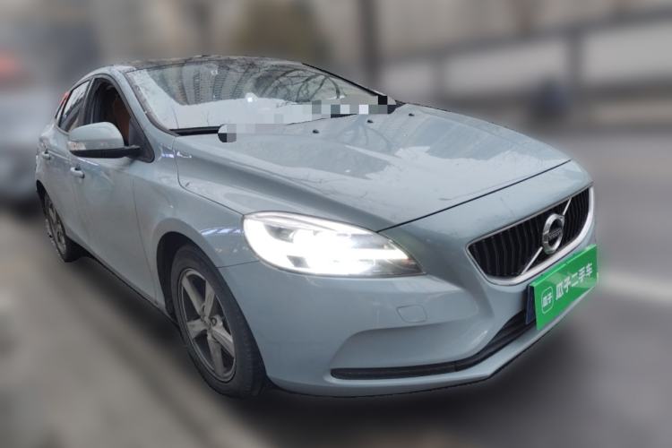 Used Volvo V40 2018 T3 Smart Edition Front Right 45 Deg