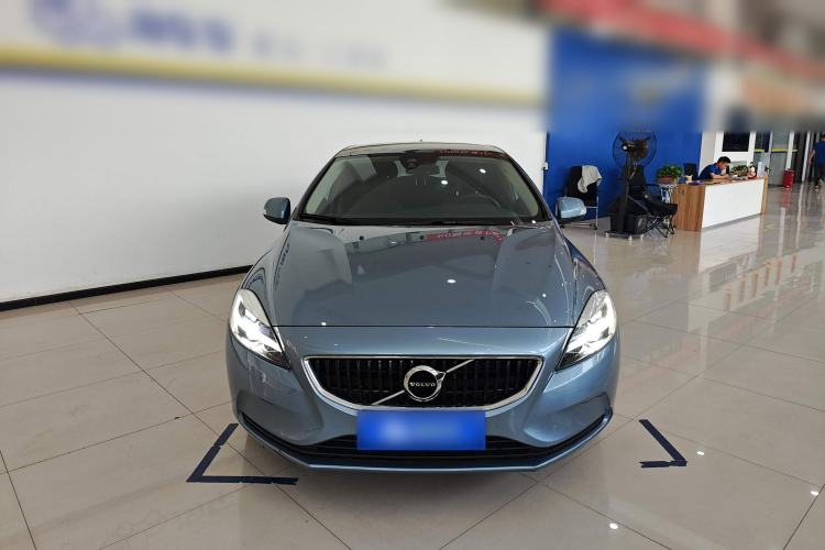 Used Volvo V40 2018 T3 Smart Edition Front
