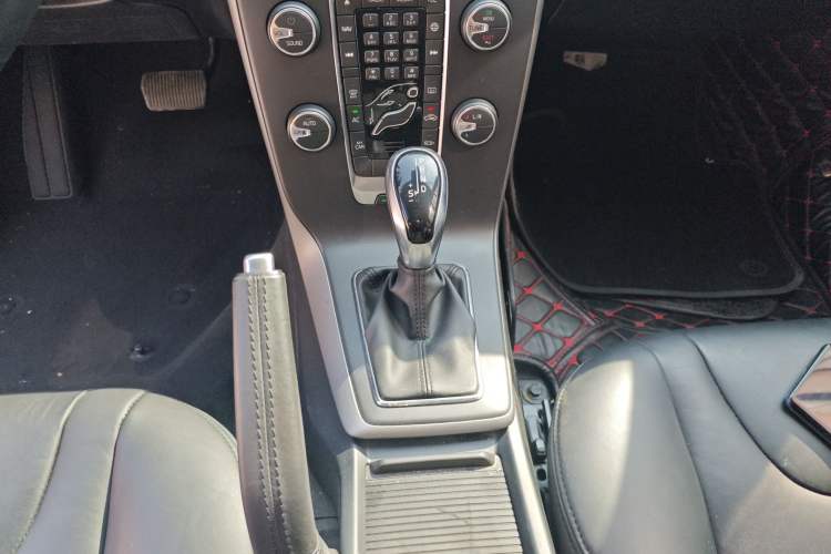 Used Volvo V40 2018 T3 Smart Edition Gear Lever