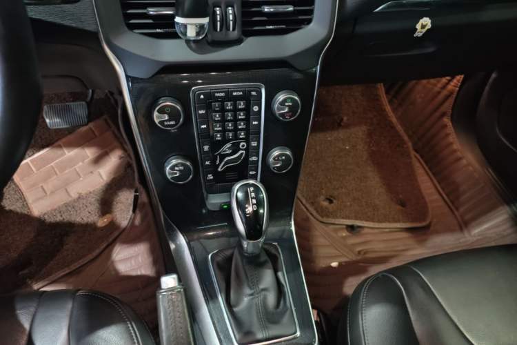 Used Volvo V40 2018 T3 Zhiyi Edition Gear Lever