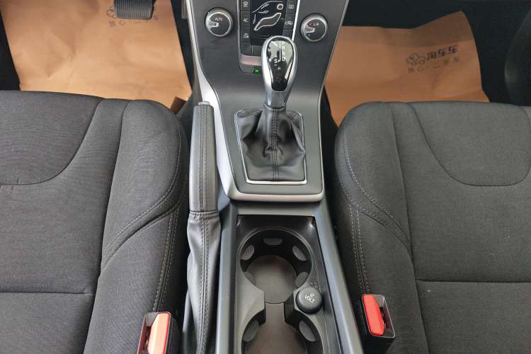 Used Volvo V40 2018 T3 Smart Edition Gear Lever