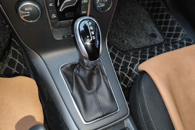 Used Volvo V40 2018 T3 Smart Edition Gear Lever