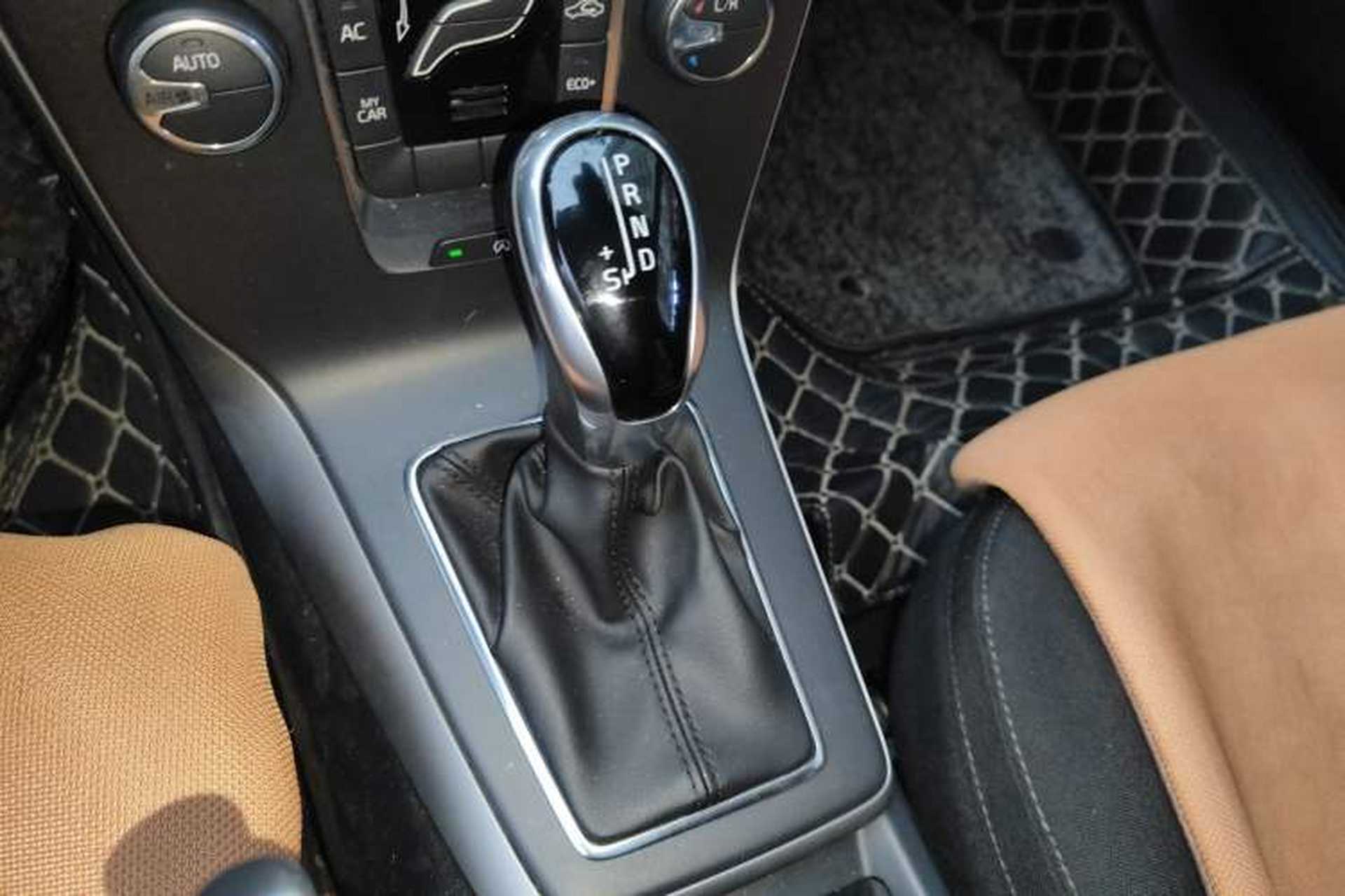 Used Volvo V40 2018 T3 Smart Edition Gear Lever