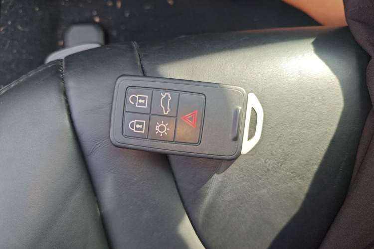 Used Volvo V40 2018 T3 Smart Edition Interior 1