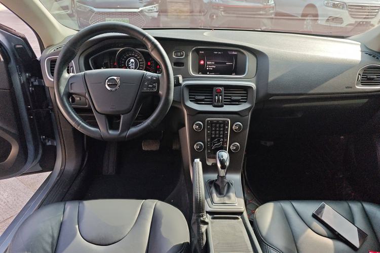 Used Volvo V40 2018 T3 Smart Edition Interior 2