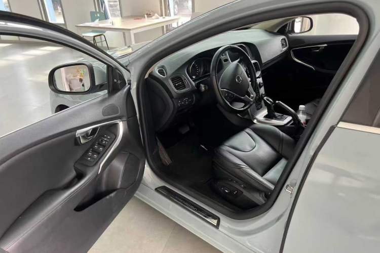 Used Volvo V40 2018 T3 Zhiya Edition Interior 2