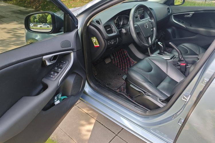 Used Volvo V40 2018 T3 Smart Edition Interior 3