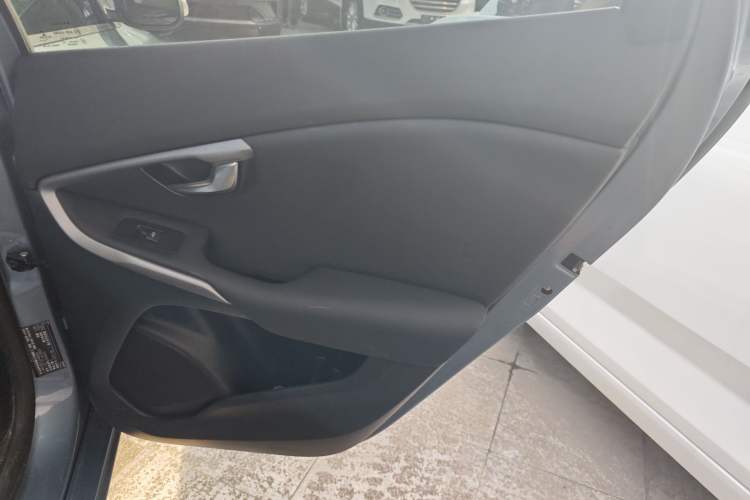 Used Volvo V40 2018 T3 Smart Edition Interior 6
