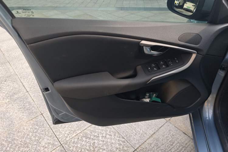 Used Volvo V40 2018 T3 Smart Edition Interior 7