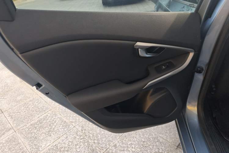 Used Volvo V40 2018 T3 Smart Edition Interior 8
