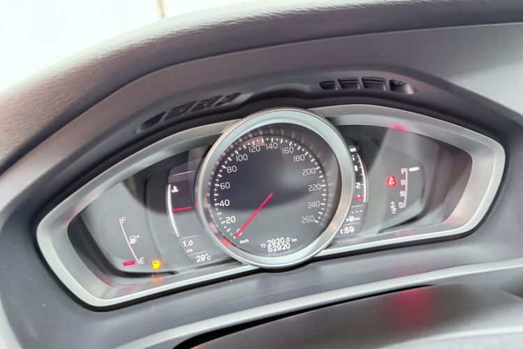 Used Volvo V40 2018 T3 Zhiyi Edition Odometer Close Up