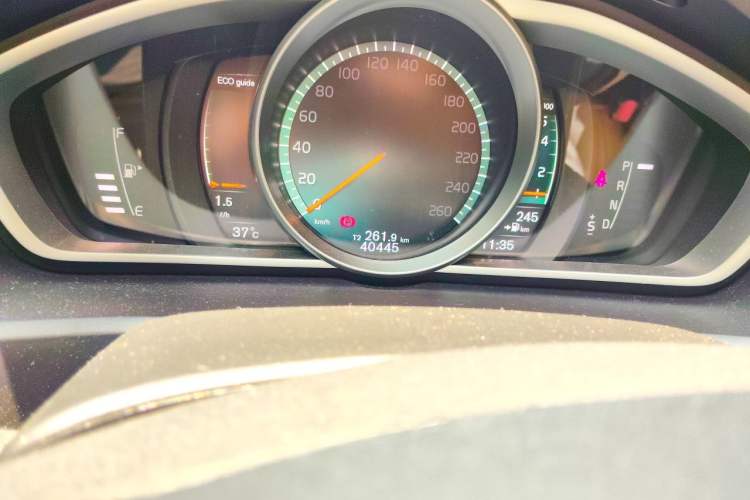 Used Volvo V40 2018 T3 Zhiyi Edition Odometer Close Up