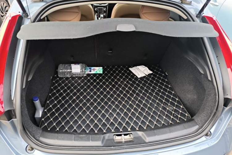 Used Volvo V40 2018 T3 Zhiyi Edition Trunk