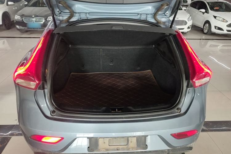 Used Volvo V40 2018 T3 Zhiya Edition Trunk