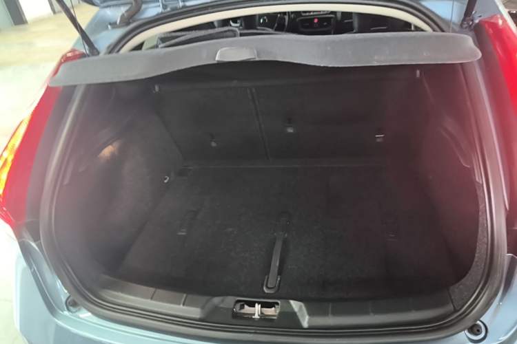 Used Volvo V40 2018 T3 Zhiyi Edition Trunk