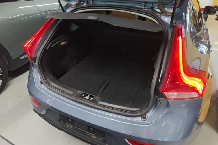 Used Volvo V40 2018 T3 Zhiyi Edition Trunk