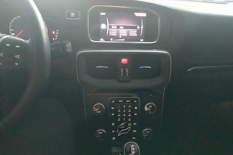 Used Volvo V40 2018 T3 Zhiyi Edition Audio And AC Panel