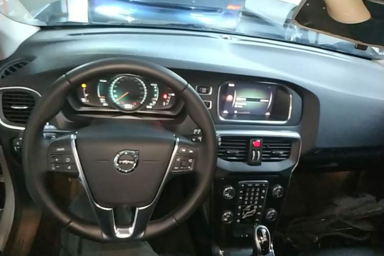Used Volvo V40 2018 T3 Zhiyi Edition Center Console