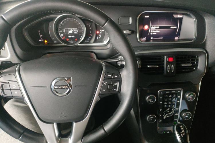 Used Volvo V40 2018 T3 Zhiyi Edition Center Console
