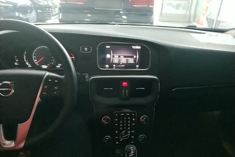 Used Volvo V40 2018 T3 Zhiyi Edition Center Console
