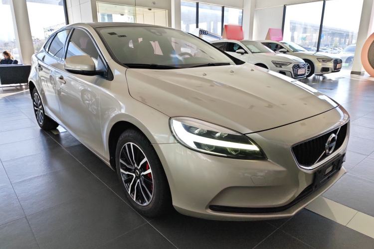 Used Volvo V40 2018 T3 Zhiyi Edition Front Right 45 Deg