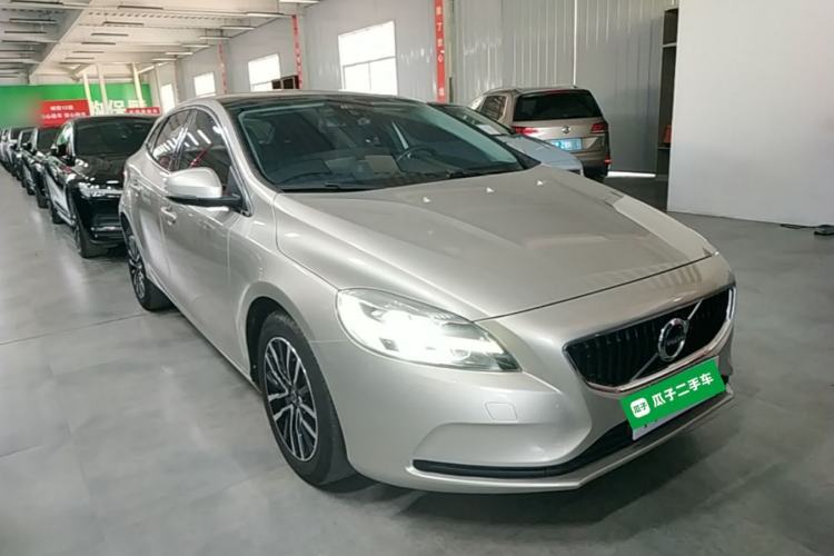 Used Volvo V40 2018 T3 Zhiyi Edition Front Right 45 Deg