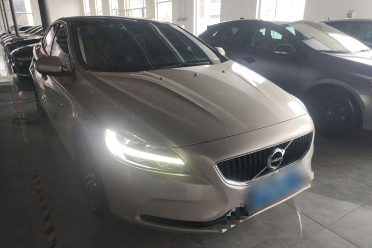 Used Volvo V40 2018 T3 Zhiyi Edition Front Right 45 Deg