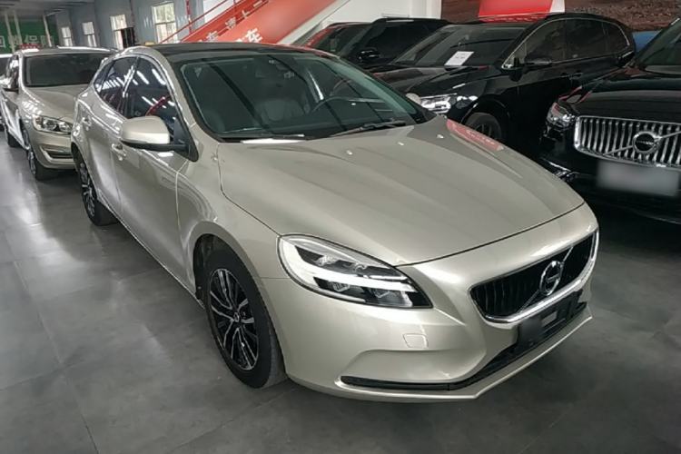 Used Volvo V40 2018 T3 Zhiyi Edition Front Right 45 Deg