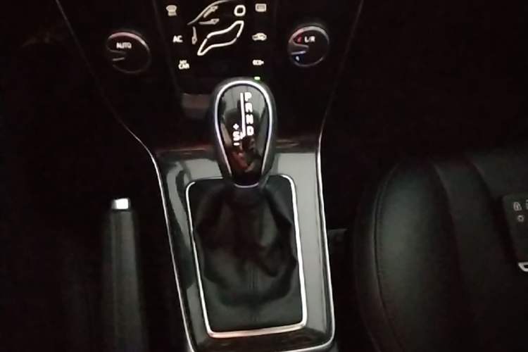 Used Volvo V40 2018 T3 Zhiyi Edition Gear Lever