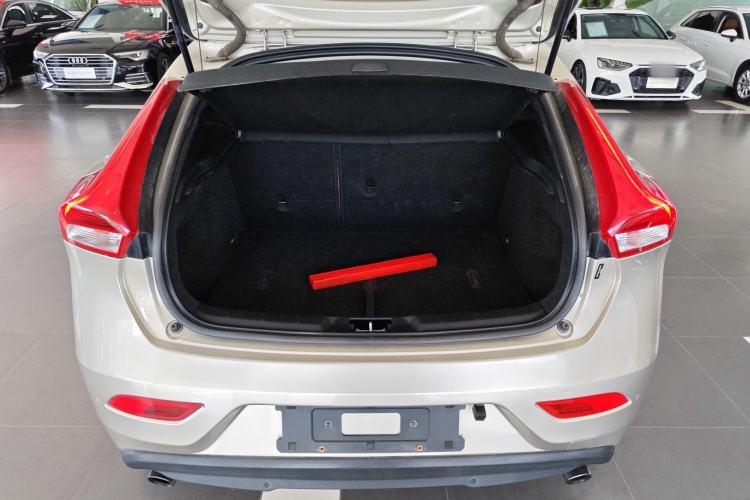 Used Volvo V40 2018 T3 Zhiyi Edition Trunk