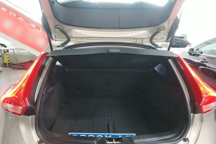 Used Volvo V40 2018 T3 Zhiyi Edition Trunk