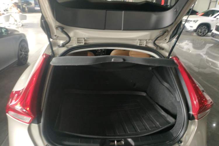 Used Volvo V40 2018 T3 Zhiyi Edition Trunk