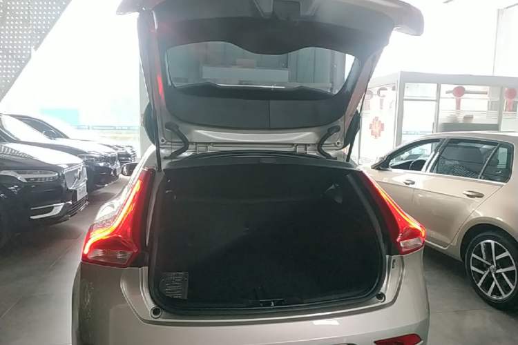 Used Volvo V40 2018 T3 Zhiyi Edition Trunk