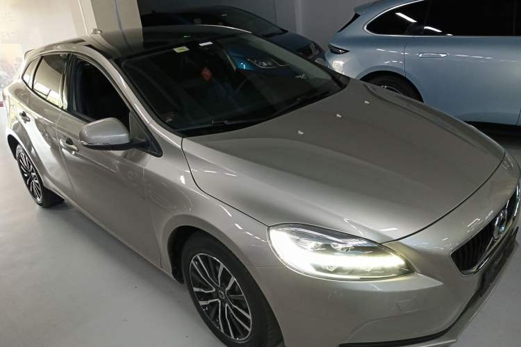 Used Volvo V40 2018 T3 Zhiyi Edition Front Right 45 Deg