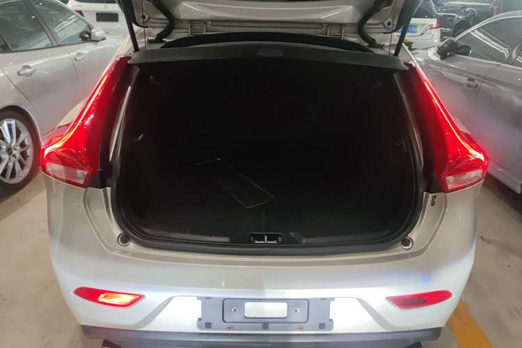Used Volvo V40 2018 T3 Zhiya Edition Trunk