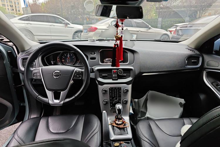 Used Volvo V40 2018 T3 Zhiya Edition Center Console