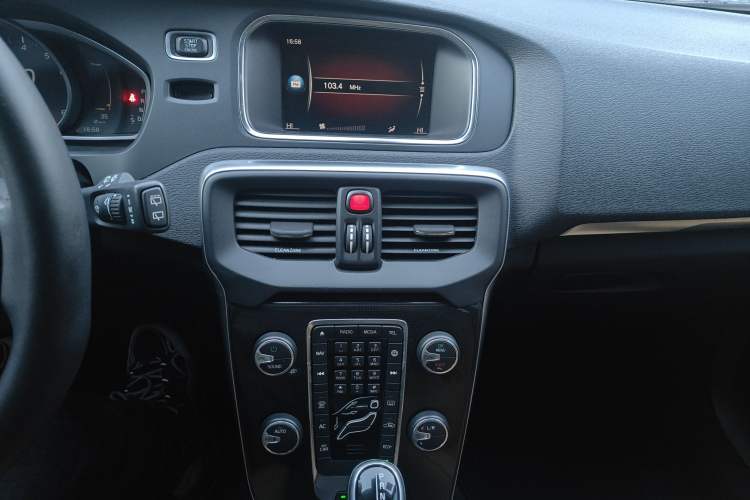 Used Volvo V40 2018 T3 Zhiyi Edition Audio And AC Panel