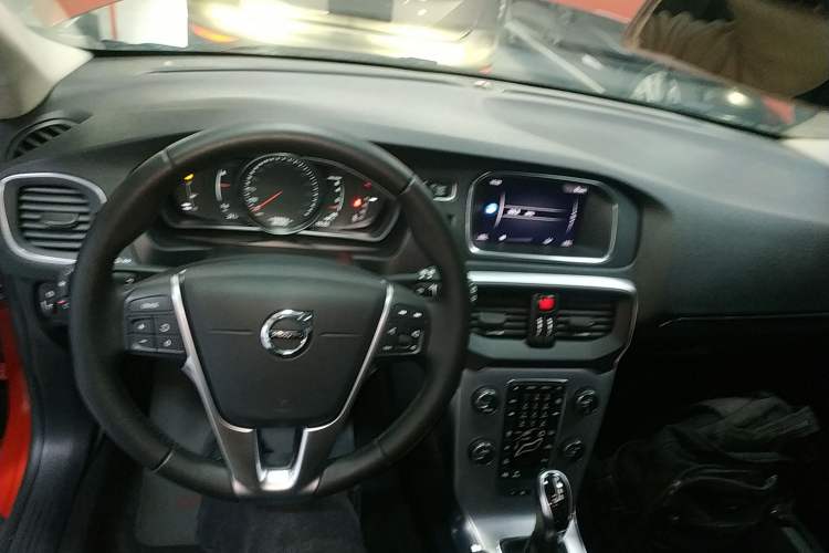 Used Volvo V40 2018 T3 Zhiya Edition Center Console