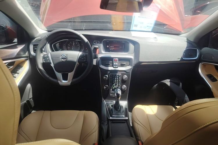 Used Volvo V40 2018 T3 Zhiyi Edition Center Console