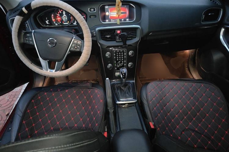 Used Volvo V40 2018 T3 Zhiyi Edition Center Console