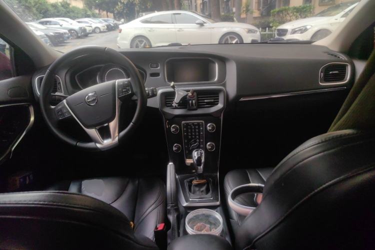 Used Volvo V40 2018 T3 Zhiya Edition Center Console