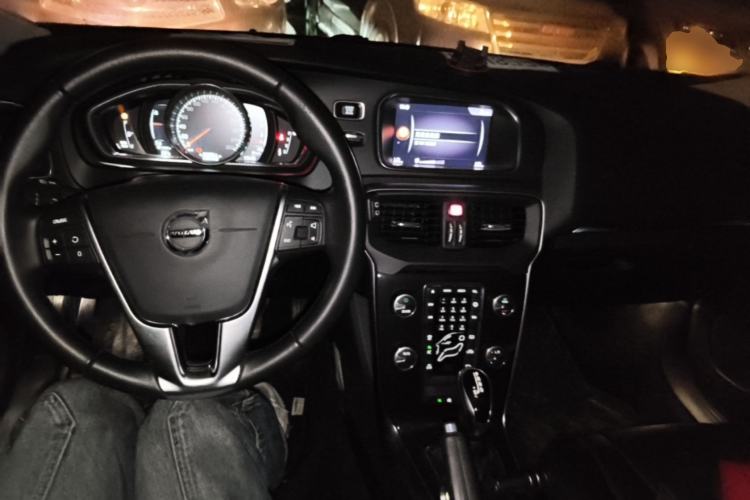 Used Volvo V40 2018 T3 Zhiyi Edition Center Console