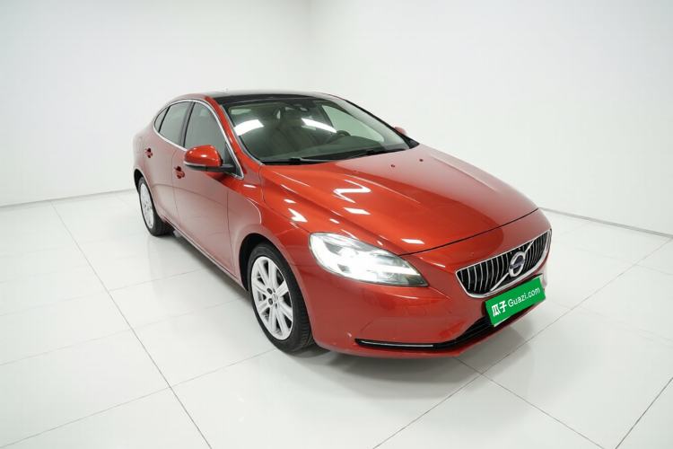 Used Volvo V40 2018 T3 Zhiya Edition Front Right 45 Deg